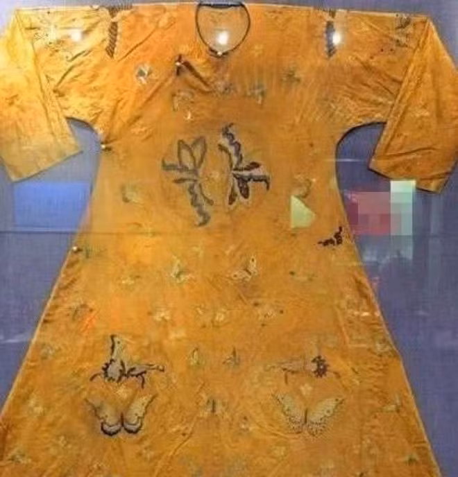 Vào năm 1972, các nhà khảo cổ phát hiện một mộ cổ ở vùng Nội Mông. Phát hiện này mở đầu cho những giải mã bất ngờ về một xác ướp công chúa Trung Quốc duy nhất trong lịch sử mặc long bào.