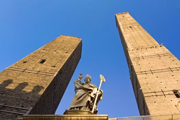 Trong đó, tòa tháp Asinelli đứng nằm trung tâm thành phố Bologna. Công trình có chiều cao 97,2m gây chú ý khi có độ nghiêng là 1,3 độ.