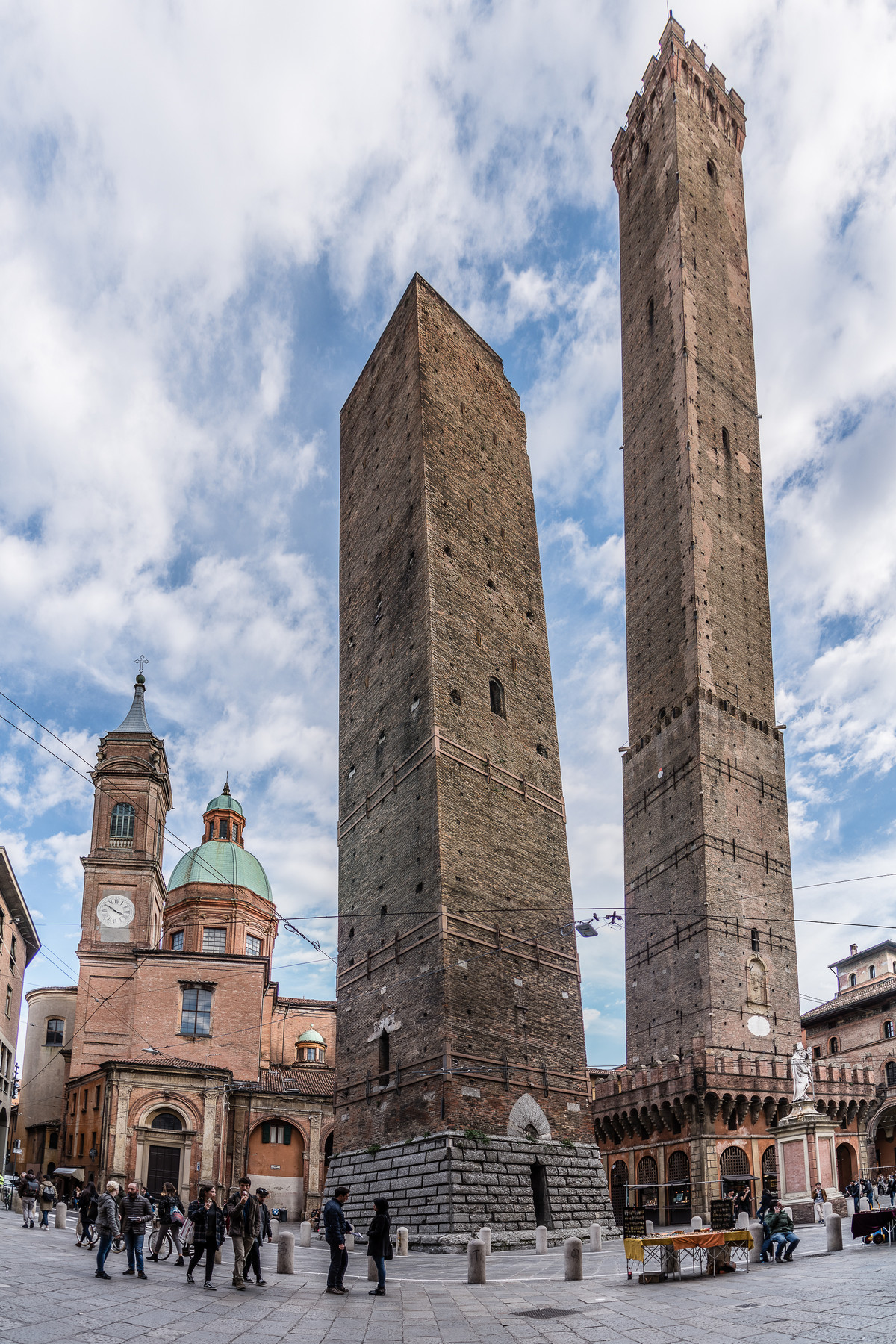 Giống tháp Asinelli, tòa tháp Garisenda cũng bị nghiêng nhưng độ nghiêng lớn hơn. Theo các chuyên gia, công trình này nghiêng 4 độ.