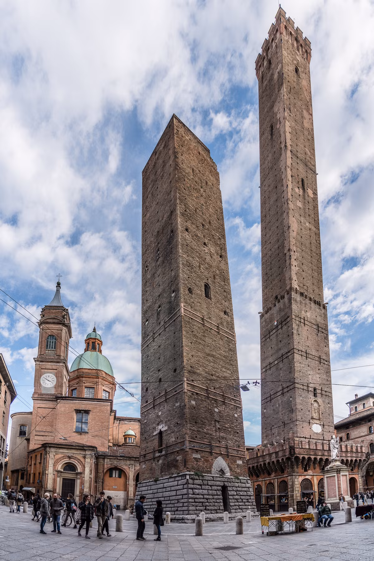 Giống tháp Asinelli, tòa tháp Garisenda cũng bị nghiêng nhưng độ nghiêng lớn hơn. Theo các chuyên gia, công trình này nghiêng 4 độ.