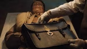 Bên trong cặp tài liệu có thư từ William Martin gửi cho hôn thê, cha, cuống vé tại rạp hát, biên lai mua nhẫn đính hôn kim cương, thông báo từ ngân hàng Lloyd's về các khoản chi tiêu gần đây và ảnh chụp với một vài nhân viên tình báo Anh.