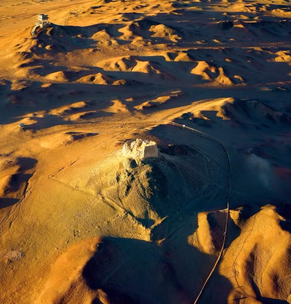 Tương truyền, Ngọc Môn Quan còn được gọi là Âm Quan. Từ đây, dân gian đồn đại nơi đây xảy ra nhiều chuyện ma quái rùng rợn.