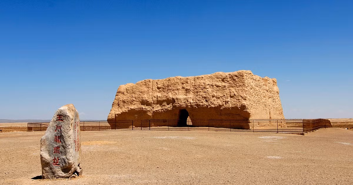 Hướng về phía Bắc của Ngọc Môn Quan gọi là Tây Xuất Ngọc Môn, sẽ đi qua Lop Nur, Lâu Lan. Trong khi đó, phía Nam gọi là Tây Xuất Dương Quan đi qua sa mạc Taklamakan. Đây đều là những cung đường khó đi. Trong tiếng Uyghur, Taklamakan có nghĩa là "có vào mà không có ra".