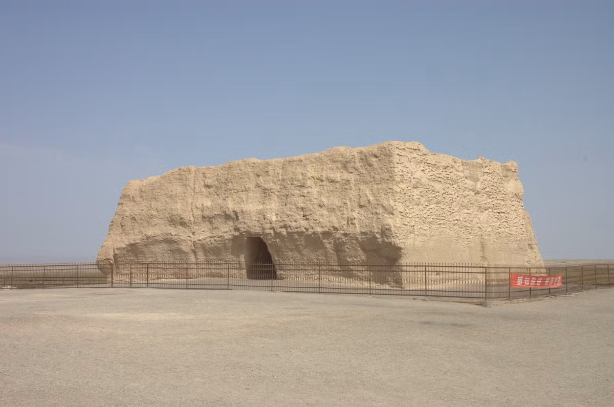 Một địa điểm nổi tiếng ở Trung Quốc gắn liền với các sự kiện ma quái gây xôn xao dư luận là Ngọc Môn Quan nằm ở sa mạc Gobi, cách Đôn Hoàng khoảng 90 km, tỉnh Cam Túc.