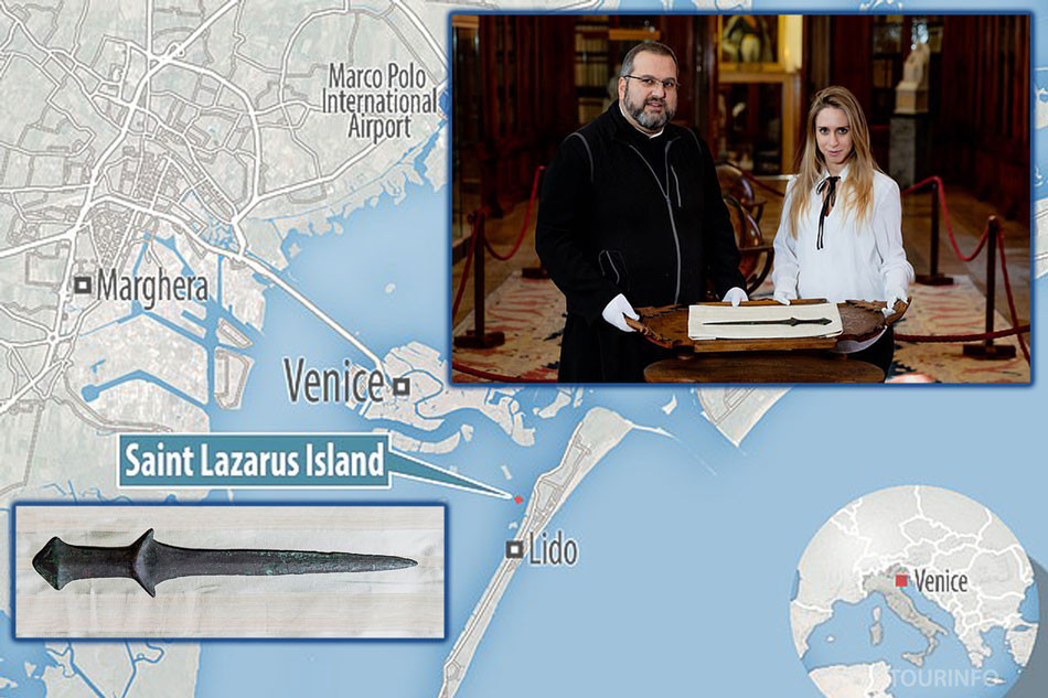 Mộ của chiến binh sống vào khoảng 5.000 năm trước thường được trang trí với một số vũ khí như dao, kiếm hoặc trang sức. Sau hàng ngàn năm, những ngôi mộ này có khả năng bị trộm mộ đào xới và lấy cắp cổ vật. Từ đó, chúng lưu lạc ở nhiều nơi cách xa địa điểm ban đầu.