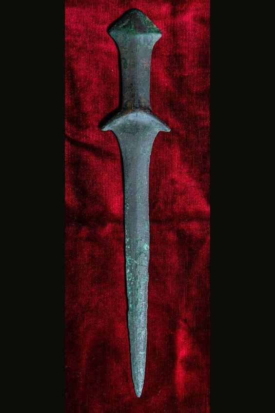 Thanh kiếm cổ này không có họa tiết trang trí, chữ khắc hay điểm đặc biệt nào. Thêm nữa, vũ khí cũng không được bảo quản tốt. Các chuyên gia suy đoán thanh kiếm khoảng 5.000 năm tuổi này có thể từng được người xưa dùng làm vũ khí chiến đấu hoặc trong các nghi thức ma chay, đồ cúng tế.