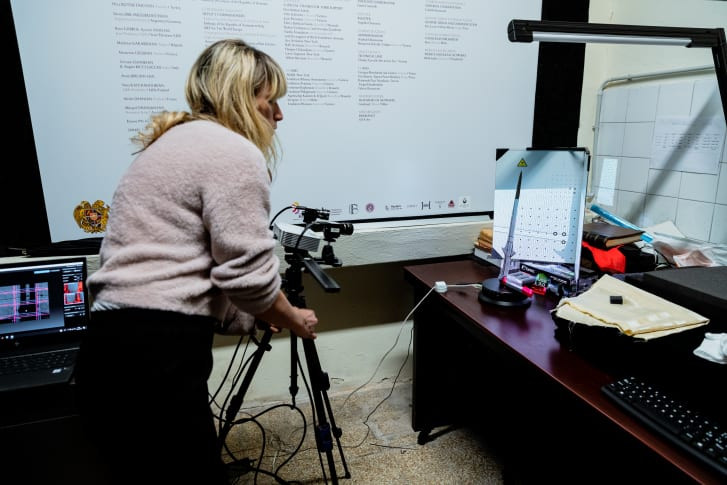 Với xuất xứ từ Thổ Nhĩ Kỳ, Vittoria cùng với các chuyên gia khác tại bảo tàng San Lazzaro degli Armeni tiến hành kiểm tra, phân tích thành phần kim loại của thanh kiếm nhằm tìm ra lời giải chính xác.