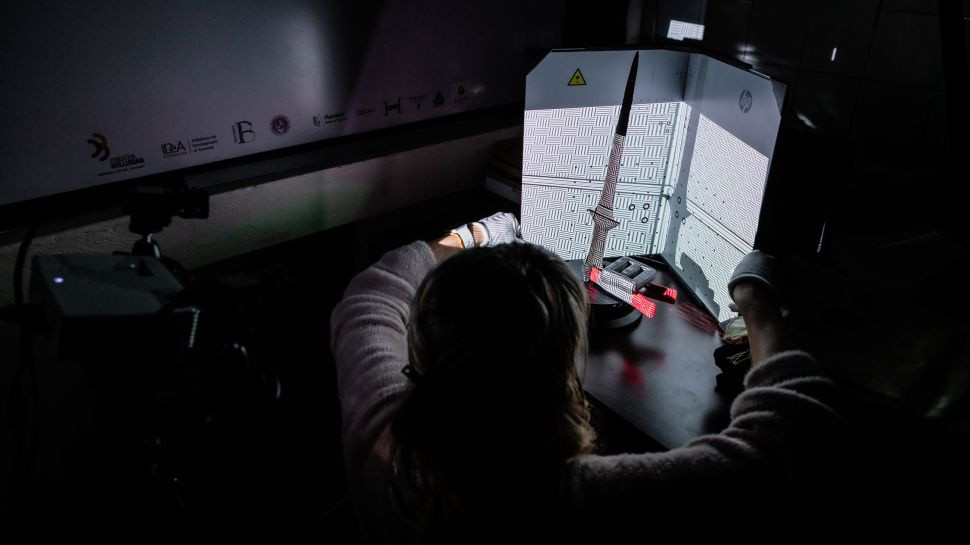 Xuất phát từ những điều này, Vittoria bắt tay vào việc tìm kiếm các tư liệu, ghi chép của bảo tàng San Lazzaro degli Armeni về nguồn gốc của thanh kiếm trên.