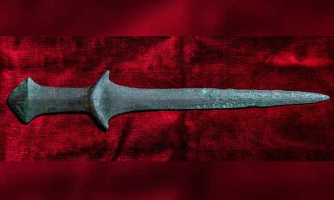 Khi đến tham quan bảo tàng San Lazzaro degli Armeni ở Venice, Italy, Vittoria Dall’Armellina - người đang học tiến sĩ về khảo cổ tại Đại học Ca' Foscari chú ý đến một thanh kiếm cổ có hình dáng khá đơn giản.