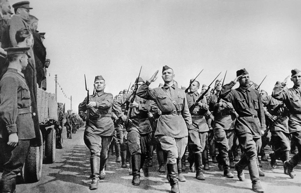 Từ tháng 5/1942, rượu vodka chỉ được cung cấp cho binh sĩ thuộc các đơn vị xuất sắc lập được công lớn trong các trận chiến. Trong khi đó, phần lớn những người lính Liên Xô ở tiền tuyến chỉ uống rượu vodka vào những ngày lễ đặc biệt.