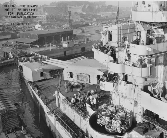 Vào thời điểm ấy, chiến hạm USS Indianapolis dưới quyền chỉ huy của Thuyền trưởng Charles McVay. Trước khi bị đánh đắm, chiến hạm của Mỹ này tham gia vận chuyển các bộ phận của quả bom nguyên tử Little Boy được sử dụng để thả xuống Hiroshima, Nhật Bản.