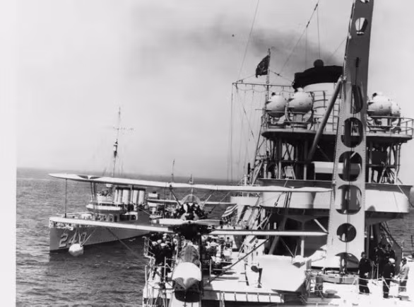 4 ngày sau khi tham gia nhiệm vụ vận chuyển bom nguyên tử bí mật trên, chiến hạm USS Indianapolis đụng độ tàu ngầm của Nhật Bản tại Thái Bình Dương.