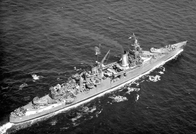 Khoảng 800 trong số 1.196 thủy thủ và lính thủy đánh bộ thoát thân lúc chiến hạm USS Indianapolis chìm. Tuy nhiên, chỉ 316 người may mắn sống sót khi được giải cứu sau nhiều ngày lênh đênh trên biển. Nhiều người bị cá mập tấn công hoặc chết đuối.