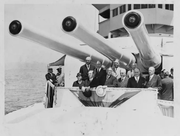 Sau khi phát hiện chiến hạm USS Indianapolis, chỉ huy tàu ngầm Nhật Bản là Mochitsura Hashimoto ra lệnh phóng 6 ngư lôi tấn công mục tiêu.