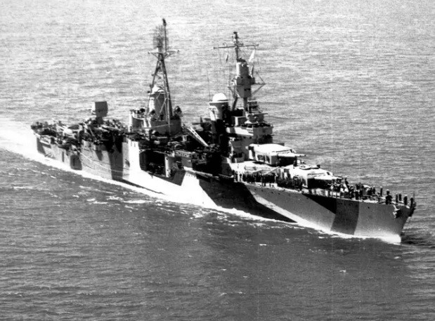 Hậu quả là chiến hạm USS Indianapolis bị lật úp và từ từ chìm xuống đáy biển. Chiến hạm chìm hoàn toàn chỉ trong vòng 12 phút.
