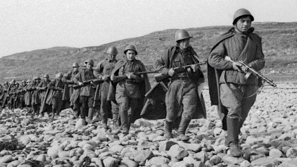 Vào ngày 22/6/1941, trùm phát xít Hitler bất ngờ triển khai chiến dịch xâm lược Liên Xô với lực lượng "khủng" cùng hỏa lực mạnh. Do thực hiện cuộc tấn công bất ngờ nên quân đội Đức quốc xã giành được những thắng lợi ban đầu.