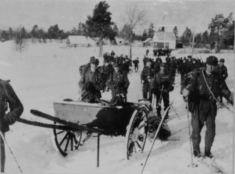 Sau khi vượt qua một số tiền đồn biên giới của Liên Xô, quân đội Đức quốc xã tiến về sườn núi Musta-Tunturi nằm cách biên giới Liên Xô 6 km, phía sau đó có một eo đất và một con đường dẫn thẳng tới bán đảo Rybachy và Sredniy.