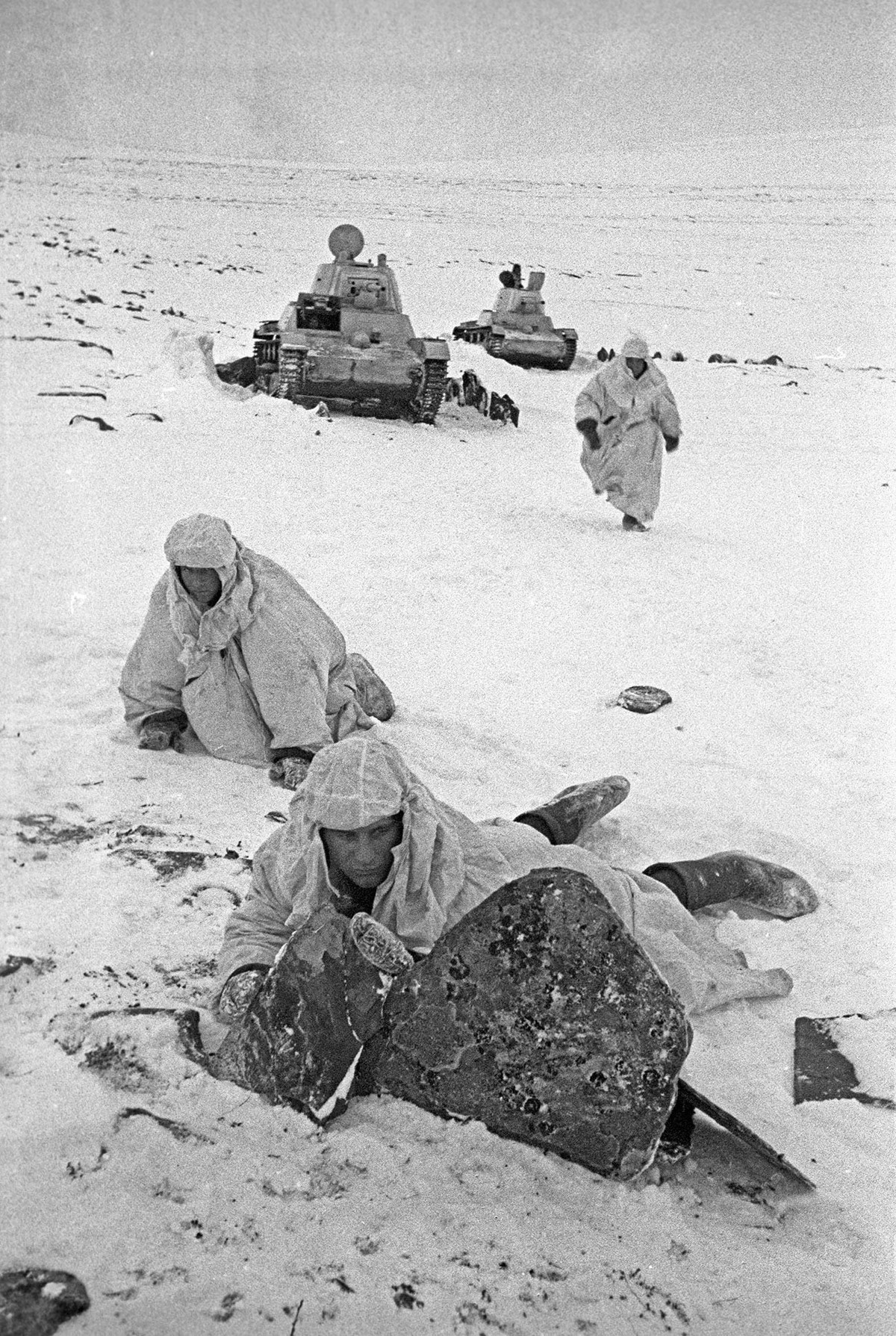 Do nằm ở vị trí cực Bắc của Liên Xô, cuộc xâm lược của phát xít Đức tại đây diễn ra muộn hơn 1 tuần. Vào ngày 29/6/1941, quân lính Đức và Phần Lan mới nổ súng tấn công Murmansk và Kandalaksha.