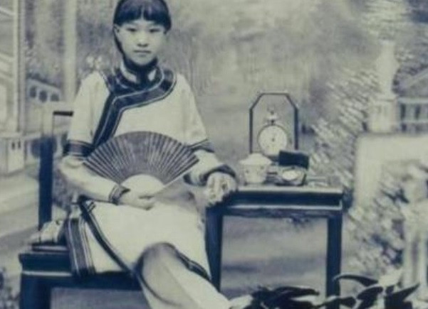 Nhan sắc xinh đẹp của Dương Thúy Hi sống vào cuối thời nhà Thanh. Bà được nhiều người biết đến và yêu thích bởi giọng hát hay làm mê đắm lòng người.