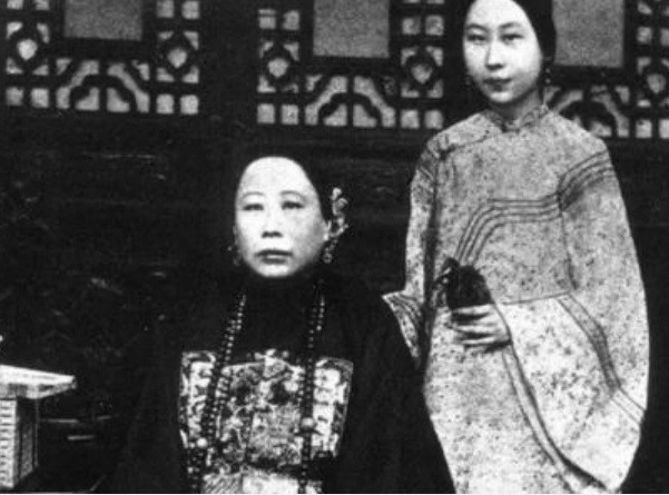 Triệu Tiểu Liên (trái ảnh) là vợ lẽ của Lý Hồng Chương - viên quan lớn trong triều đại nhà Thanh. Bên phải bà là con gái của vợ cả tên Lý Cúc.