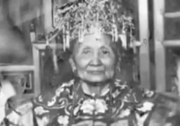 Đây là mẹ của Từ Hy Thái hậu. Bức ảnh được chụp vào lễ mừng thọ 70 tuổi của bà. Do không thể đến chúc mừng đấng sinh thành nên Từ Hy Thái hậu đã sai cận thần mang đến nhiều lễ vật quý giá, bao gồm một bức thư pháp do bà viết.