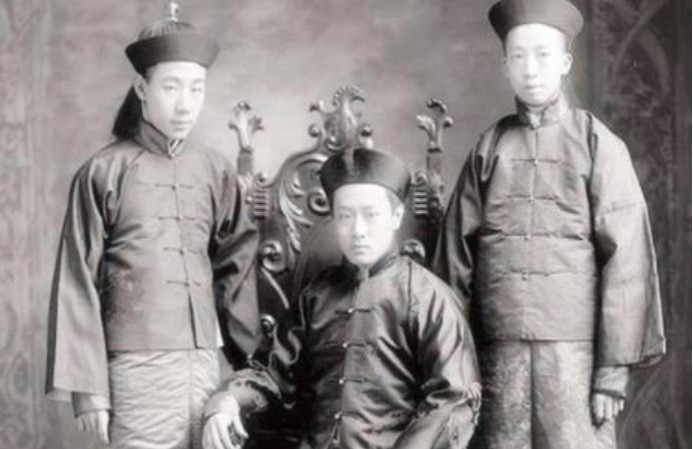 Ái Tân Giác La Tải Bác (ngồi giữa) chụp ảnh cùng hai quý tộc của nhà Thanh. Tải Bác là con trai của thái tử nhà Thanh khi ấy.