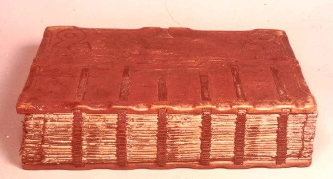 Đến thế kỷ 17 - 18, dùng da người để bọc sách trở nên khá phổ biến. Nhiều cuốn sách bọc ra người được tạo ra với những mục đích khác nhau.