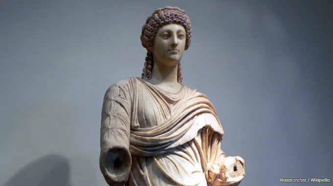 Trong số những bóng hồng vậy quanh Nero, nổi tiếng là Poppaea Sabina. Trước khi ở bên bạo chúa La Mã này, mỹ nhân Sabina có 3 đời chồng.