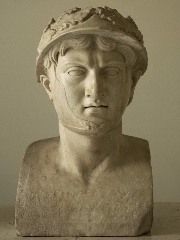 Cái chết của vua Pyrrhus của Epirus là một trong những sự kiện lịch sử kỳ lạ nhất thế giới. Ông được biết đến là nhà chính trị, quân sự lỗi lạc của Hy Lạp cổ đại. Vua Pyrrhus có tài cầm quân đánh trận và giành được nhiều chiến thắng trong các chiến dịch quân sự khiến kẻ thù run sợ.