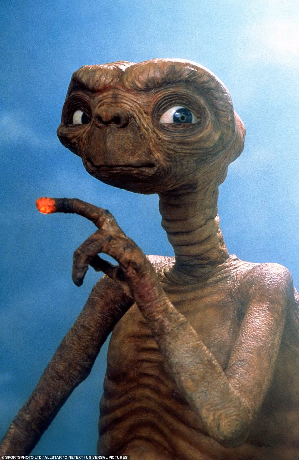 Tảng đá cao hơn 6m, có nhiều vết nứt và lồi lõm trông giống gương mặt của người ngoài hành tinh trong bộ phim kinh điển của đạo diễn Stephen Spielberg ra mắt công chúng vào những năm 1980.