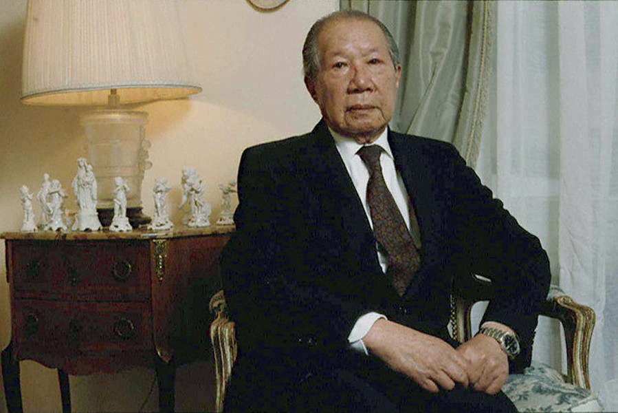 Năm 1954, Bảo Đại lưu vong ở Pháp. Trong thời gian này, ông sống với một cô gái mang hai dòng máu Việt - Pháp tên là Vicky. Kết quả của mối tình này là một cô con gái tên Phương Từ.