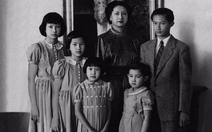 Vua Bảo Đại cưới Marie-Thérèse Nguyễn Hữu Thị Lan làm người vợ thứ nhất vào năm 1934. Bà được Hoàng tộc chấp nhận là vợ chính thức và được phong là Nam Phương Hoàng hậu. Vợ chồng vua Bảo Đại có 5 người con gồm: Hoàng tử Bảo Long, Công chúa Phương Mai, Công chúa Phương Liên, Công chúa Phương Dung và Hoàng tử Bảo Thắng.