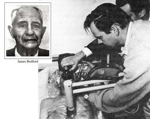 Vào ngày 12/1/1967, bác sĩ James Bedford qua đời vì ung thư thận di căn đến phổi tại viện dưỡng lão ở Mỹ. Khi ấy, ông 73 tuổi. Thay vì hỏa táng hay chôn cất, thi thể của bác sĩ Bedford được đưa vào bảo quản lạnh. Theo đó, ông trở thành người đông lạnh chờ hồi sinh đầu tiên trên thế giới.