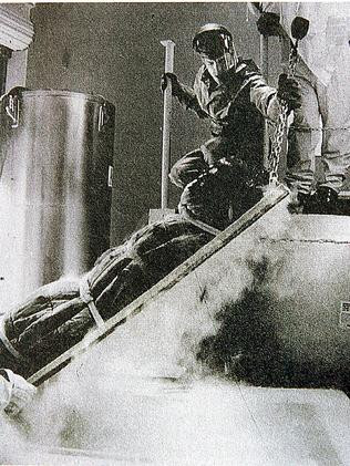 Đến năm 1991, thi thể của ông Bedford được đưa đến một kho lạnh - nơi có 3 thi thể đông lạnh khác.