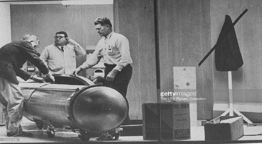 Tiếp đến, thi hài ông Bedford được đưa vào một quan tài chở về nhà riêng trước khi chuyển đến trung tâm đông lạnh Cryo - Care ở Phoenix, Arizona.