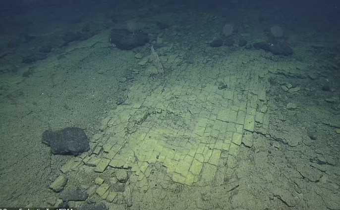 Thành hệ địa chất mới phát hiện dưới đát biển trông giống hệt những viên gạch lát ngay ngắn cạnh nhau tạo thành một con đường nhỏ dài.