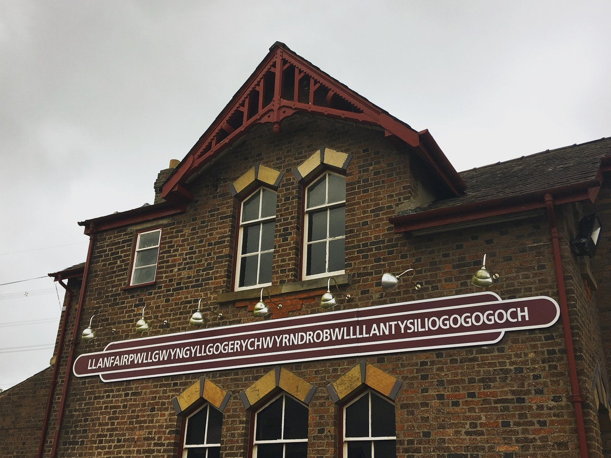 Theo đó, Llanfairpwllgwyngyllgogerychwyrndrobwllllantysiliogogogoch trở thành địa danh có tên dài nhất châu Âu.
