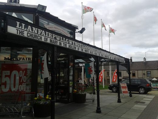 Để thu hút sự chú ý của du khách, người dân địa phương in tên của thị trấn với 58 ký tự lên trên biển tên nhà ga xe lửa, logo áo của đội đóng, tem thư, quà lưu niệm...