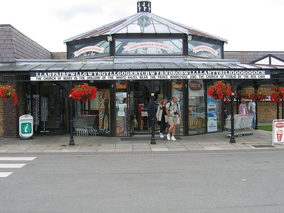 Chính cái tên độc đáo và khó đọc của thị trấn Llanfairpwllgwyngyllgogerychwyrndrobwllllantysiliogogogoch đã góp phần thu hút khoảng 200.000 du khách ghé thăm mỗi năm.