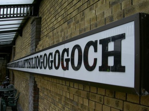 Do tên gọi rất dài nên rất ít người có thể đọc chính xác tên của thị trấn. Nhiều người phải mất 1 ngày cho đến vài ngày để học cách viết, phát âm chính xác địa danh có tên một từ dài nhất châu Âu.