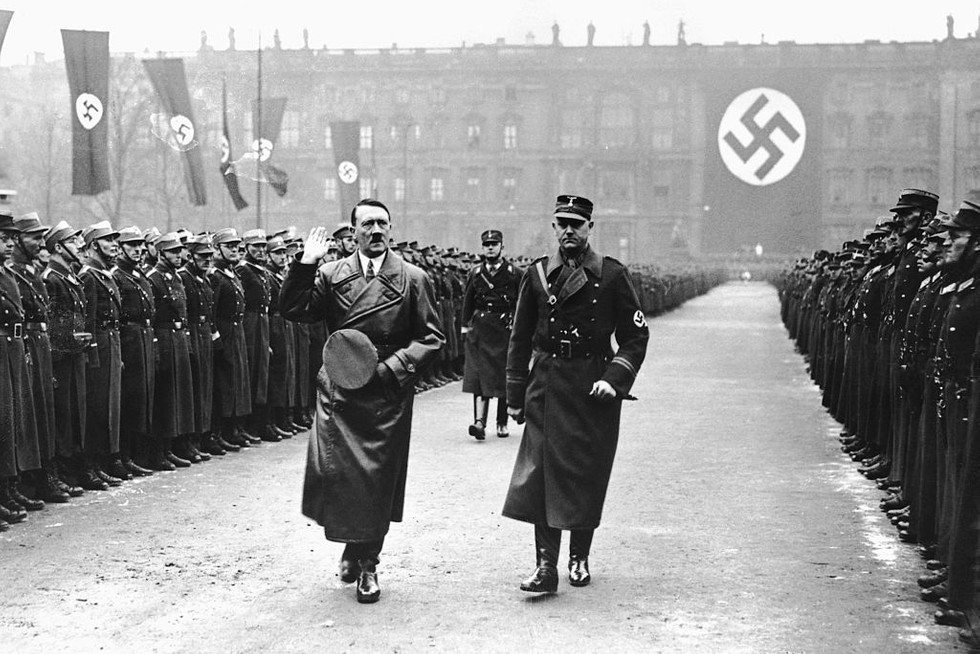 Trong khoảng thời gian đó, Tham mưu trưởng Franz Halder tuân theo các mệnh lệnh của Hitler, bao gồm cả cuộc diệt chủng nhằm vào người Do Thái ở Đức và một số nước châu Âu.