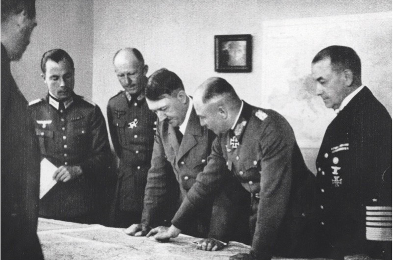 Vào cuối Thế chiến 2, Franz Halder và một số quan chức cấp cao khác trong quân đội Đức được lực lượng Đồng minh giải cứu khi giải phóng các trại tử thần của Đức quốc xã.