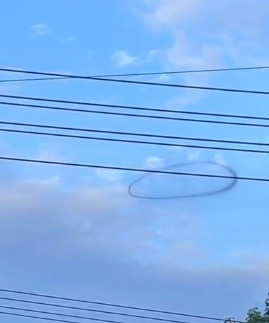 Tuy nhiên, một quan điểm khác cho rằng có thể vòng tròn đen đó được hình thành do điều kiện thời tiết hoặc đến từ ống khói của các nhà máy...