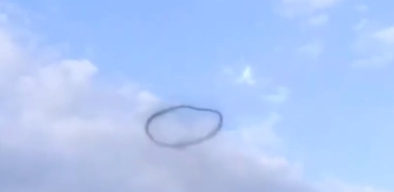 Trong đó, một số người cho rằng, vòng tròn đen bí ẩn đó có thể là UFO của người ngoài hành tinh.