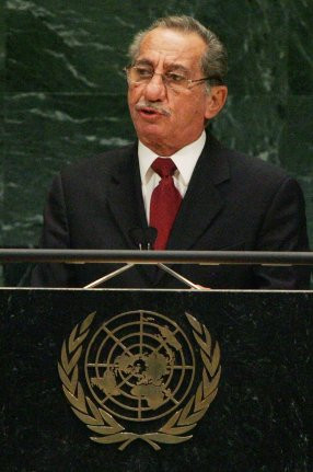 Một cựu vệ sĩ của cựu Tổng thống Papadopoulos đã phát hiện ra vụ trộm xác này do mỗi sáng đều đến đốt nến cho ngôi mộ của người lãnh đạo cũ.