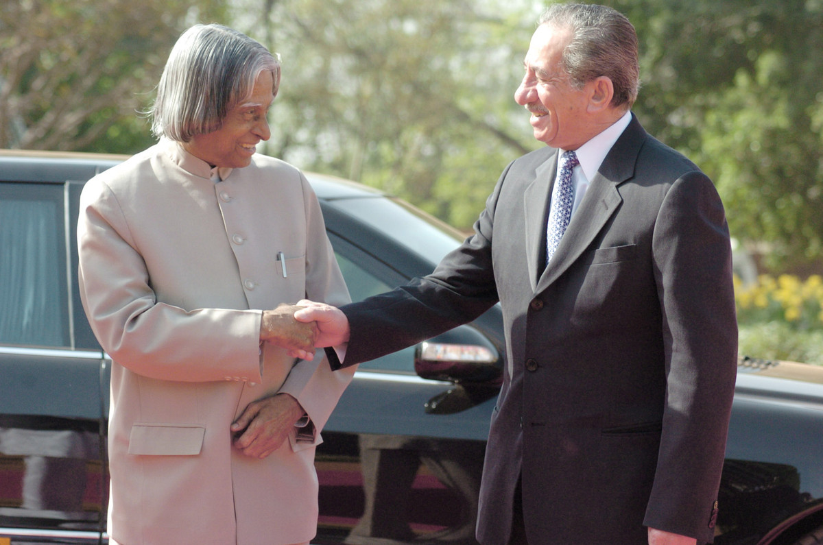 Tuy nhiên, vào đêm ngày 11/12/2009 (tức một ngày trước lễ kỷ niệm 1 năm ngày mất của Tổng thống Papadopoulos), nhóm trộm đã tới đào xới ngôi mộ của ông và đánh cắp thi hài.