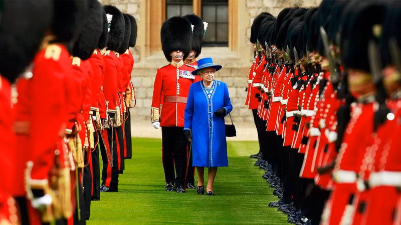 Lực lượng này thường vác giáo trên vai tham gia cuộc diễu hành đến lâu đài Winsdor tổ chức hàng năm.