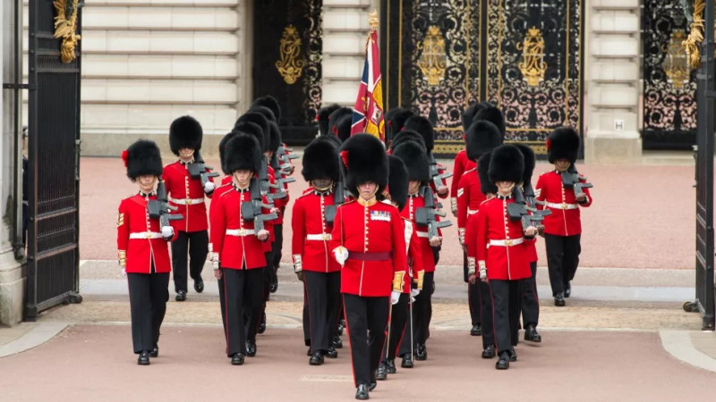 Vệ binh hoàng gia Anh là thành viên của đội “Queens Guard” được thành lập dưới thời Vua Charles II. Một đại đội Queens Guard được chia làm 2 trung đội.