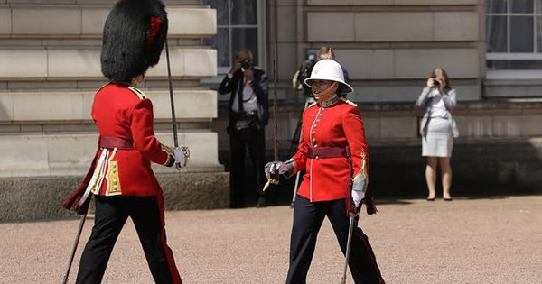 Đồng thời, vệ binh hoàng gia Anh luôn điềm tĩnh, tỏ ra nghiêm trang dù bị du khách trêu ghẹo, đùa cợt.