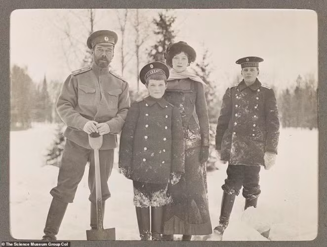 Đến ngày 17/7/1918, Sa hoàng Nicholas II cùng hoàng hậu, 5 người con và những người hầu cận đều bị xử bắn đồng loạt.